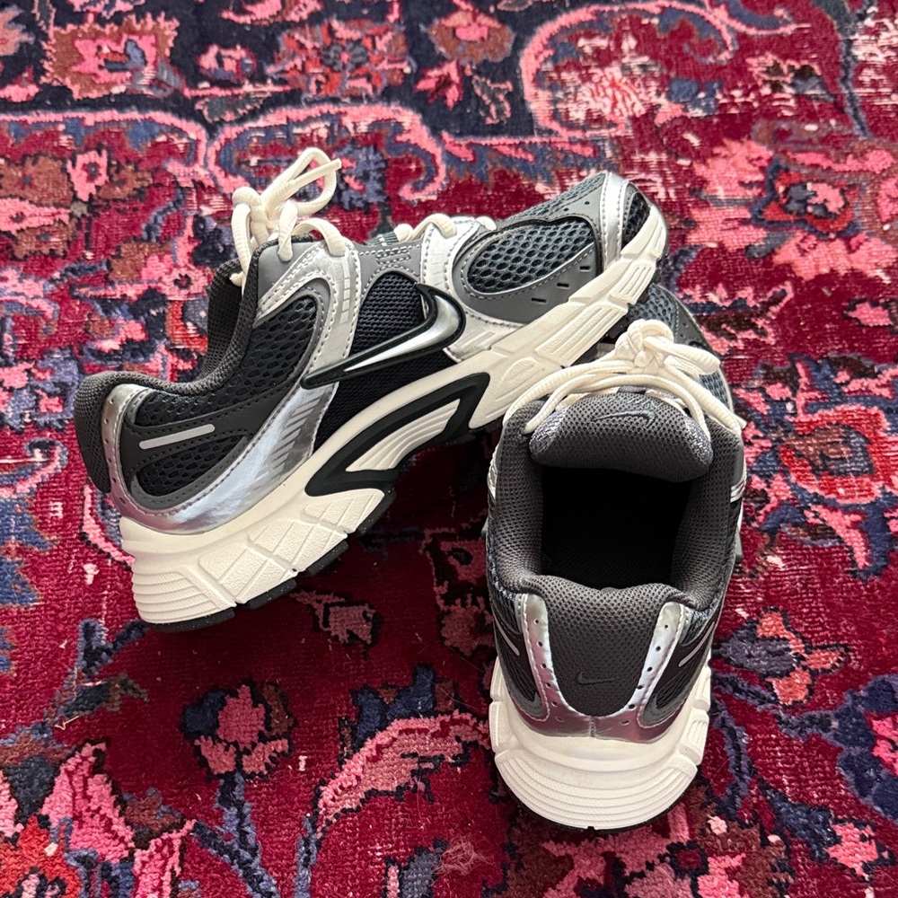 Nike Women’s V5 RNR sneaker